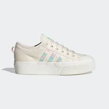 Seit vielen jahrzehnten führt adidas schuhe für damen, die sowohl im training als auch im alltag als teil eines street wear outfits getragen werden können. Damenschuhe Sale Adidas Deutschland Offizielles Outlet