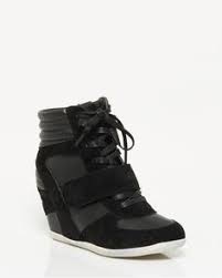 On la chausse pour arpenter les rues lors de nos sorties shopping et pour les longues journées d'été, profitant du confort supérieur procuré par leur talon amortissant. 24 Meilleures Idees Sur Baskets A Talons Basket A Talon Baskets Talons