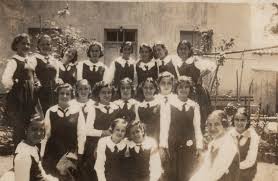 Tenho algumas fotos da Classe de 1934 do Colégio Sacre-Couer de Marie;  Segundo está escrito nas fotos, elas foram tiradas no dia 06/09/1934, Não  tenho certeza de quem está nelas além da