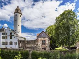Die hochzeit soll der schönste tag im leben werden. Wie Geht Es Mit Dem Hochster Schloss Weiter Region