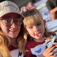 Can someone show me how to do the luggage label. I've followed the  instructions but just doesn't look right, anyone got a picture of how they  have done theirs