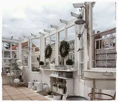 Shabby Landhaus Alte Fenster Garten Terrassen Deko Und Fenster Alte Deko Garten Dekorieren Landhaus Im Hauswand In 2020 Garden Doors Garden Buildings Backyard