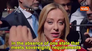 在英法等白左領袖呼喊承認「巴勒斯坦國」之際，義大利女總理梅洛尼表示，如果要義大利承認「巴勒斯坦國」，前提條件是哈馬斯要釋放人質並投降。  她說，「應該對哈馬斯施加壓力，因為是哈馬斯挑起了這場戰爭。」她真是一個智慧的女人，相比之下，馬克龍和斯塔默就是政治白癡。