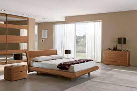 La camera da letto è il luogo ideale del buon riposo: Mobili Color Ciliegio E Pareti Sabbia Camera Da Letto Moderna Camera Da Letto Design Divano