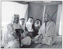 ذكريات Memories On Twitter صورة مميزة ولي العهد الأمير سعود يجرب كاميرا من الدكتور مدحت شيخ الأرض وفي الصورة الأمير سعود بن عبدالله جالسا بقربه وخلفه الأمير محمد بن عبدالعزيز بن تركي والأمير