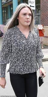 Avustralya'nın sydney kentinde yaşayan 24 yaşındaki monica elizabeth young adlı öğretmen, boş sınıfta 14 yaşındaki öğrencisiyle cinsel ilişkiye girdi. Teacher Monica Young Who Had Sex With Student 14 Begs To Go On Holiday Australiannewsreview