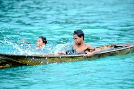 Kajian kes komuniti bajau laut di pulau mabul, semporna*. Rumah Tengah Laut Tiada Elektrik Kehidupan Bajau Laut Sabah Dicemburui Libur