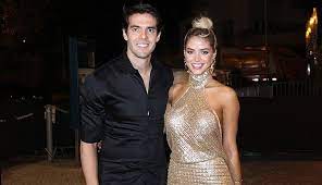 Página slide 1 de 2. Kaka Faz Surpresa Romantica E Pede Carol Dias Em Casamento Em Fernando De Noronha Tnh1