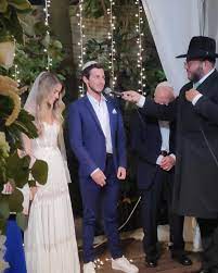 ממש עכשיו בגן אירועים קטן בעמק חפר, שליט נושא לאישה את ניצן שבת אחרי שלוש שנות זוגיות. Ydu8ev1 Diehkm