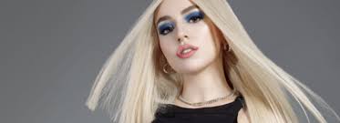 Read the lyrics and the meaning behind the text. Ubersetzung Was Singt Ava Max Im Songtext Zu Who S Laughing Now Auf Deutsch Songtexte Com