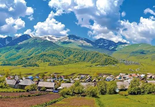 Fioletovo village and the mountains Kaghnut and Voskesar