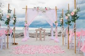 Pues en la playa hará mucho calor así que trata de elegir uno elaborado de una tela liviana y fresca para que puedas estar cómoda durante toda la para que asistas a una boda en la playa trata de elegir peinados mucho más casuales y sencillos. Bodas En La Playa 50 Fotos E Ideas Fabulosas Novias Y Bodas