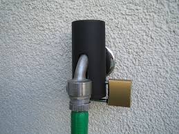 Für die bewässerung des gartens ist ein außenwasserhahn an der hauswand oder am gartenhäuschen besonders praktisch. Wasserhahn Sichern Mit Der Abschliessbaren Wasserhahnverschlusskappe