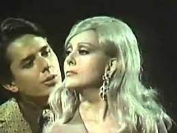 Silvia pinal y enrique guzmán mantuvieron una relación durante nueve años, ellos se casaron en 1967, y como fruto de relación nació alejandra y luis enrique guzmán, pero a 41 años de estar separados, el cantante confesó que la actriz no deseaba tener a la cantante. Silvia Pinal Y Enrique Guzman Actriz De Cine Actriz Mexicana Musica