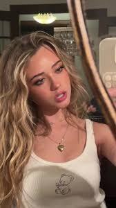 Sabrina Holloway's Instagram, Twitter & Facebook