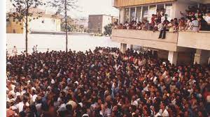 30 vite nga 2 korriku '90, aty ku eksodi i shqiptarëve i dha grushtin e  fundit komunizmit | Gazeta Shqip