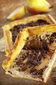 Etalez Votre Pate Feuilletee Dans Le Moule Piquez La Pate Avec Une Fourchette Epluchez Et Coupez Les Poires Tarte Aux Poires Recette Tarte Poire Alimentation