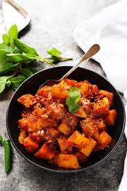 This Potato Vindaloo Curry Recipe Is A Spicy Indian Vegetarian Dish That Makes A Quick Indian Food Recipes Vegetarian Vegetarian Vindaloo Indian Potato Recipes