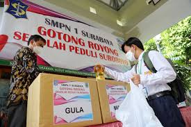 Gotong royong satu keluarga juga penting untuk dilakukan, karena waktu bersama seperti ini mungkin jarang dilakukan. Pelajar Smp Bikin Aksi Gotong Royong Sekolah Peduli Suroboyo Suara Surabaya