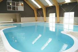 ga heerlijk zwemmen in het zwembad resorts bungalows zwembad