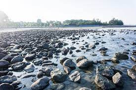Tempat ini berlokasi di perairan laut jawa. Kuantan Batu Hitam Merupakan Sebuah Pantai Yang Popular Facebook