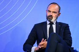 Lors d'un entretien de huit minutes et demie, alain juppé explique alors au jeune edouard philippe comment il voulait que ça se passe, comment on allait organiser le parti, quel était le. Edouard Philippe Que Raconte Le Livre Dans L Ombre Bientot Adapte En Serie