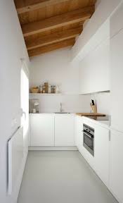 Minimalistische Kuche In Weiss Und L Form Kleine Kuche Kuchen Design Kuchen Design Ideen