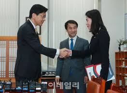 그녀는 꿈을 꾸기 시작하며 수십 년 후 자신의 미래를 보게 되는데. í¬í†  êµ­íšŒ ì°¾ì€ í•œë³'ë„ ìˆ˜ì„ ê¹€ì™¸ìˆ™ ì²˜ìž¥