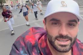 Skateboarders board away after bus gets stuck