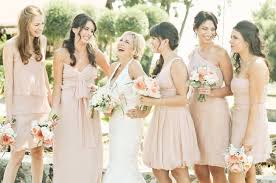 L'abito da sposa, il magico vestito sognato fin da bambine così bianco da illuminare la chiesa, così ricco di tulle da farci camminare sollevate da terra, così finemente decorato da farci sembrare delle principesse delle favole.o forse no. La Sposa Over 40 La Fata Madrina Alessandra Cristiani