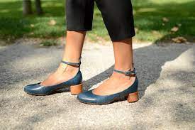 Rompi la monotonia andando agli impegni della tua agenda con queste scarpe con tacco dall'aspetto formale, e per le tue serate di festa abbinale ad una gonna coriacea, il successo è garantito! Scarpe Con Tacco Comode E Possibile
