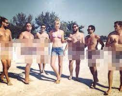 ディカプリオ見ちゃダメ！ 恋人が裸の男たちと写真撮影。 (2014年4月28日) - エキサイトニュース