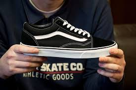 Jika sepatumu berwarna hitam sebaiknya gunakan tali sepatu berwarna putih, atau sebaliknya. Inilah Bagian Bagian Sneakers Yang Kamu Harus Tahu Inspirasi Pagi