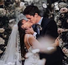 Se reportó que, tras un año de noviazgo, la estrella de 27 años se casó en secreto con el agente inmobiliario de 25 años, dalton gómez. Una Boda Secreta Ariana Grande Se Caso Con Dalton Gomez Ella