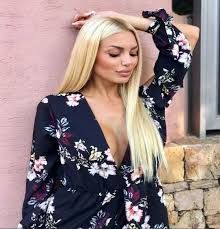 Δες τηλέφωνο, διεύθυνση και οδηγίες δρομολόγησης για την καταχώριση παναγιωταρου αλεξανδρα (αξεσουάρ ρούχων), που εδρεύει στην αθήνα. My Style Rocks H Plastik Fantastik Ale3andra Panagiwtaroy Poy Trelainei Ton Andriko Plh8ysmo Logos Ths Pellas