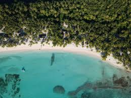 Companhia aérea é condenada a pagar R$ 30 mil por atraso em viagem de lua de mel de casal no Caribe