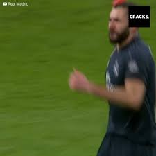 Die frankreichs trainer didier deschamps wollte bei karim benzema kein risiko eingehen. Cracks Im Sport Der Seltsame Grund Warum Benzema Mit Einem Verband Um Die Hand Spielt Facebook