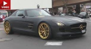 The wide fenders and the striking rear diffuser are the dominant features here. Video Mercedes Sls Amg In Matt Black Gold