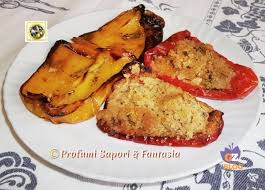 Vanno bene sia quelli freschi comprati magari al mercato, sia quelli da supermercato nelle classiche scatolette bianche e sottosale. Peperoni Al Forno Ripieni Di Tonno Capperi E Olive Nere