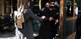Ολοκληρώθηκαν μετά από περίπου έξι ώρες οι απολογίες ενώπιον του 30ου τακτικού ανακριτή του μένιου φιουρθώτη και των τριών Menios Foyr8iwths Entalma Syllhpshs Se Polakh Ba3ebanh Kai Astynomikoys Poy Apokalypsan Oti Exei Froyra Aygh