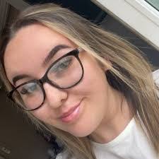 Alisha Hewitt's Instagram, Twitter & Facebook