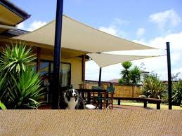 Die Terrasse Im Garten Mit Einem Sonnensegel Beschatten So Gehts Wohnluft De Segel Schatten Sonnenschutz Segel Sonnensegel Terrasse