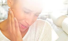 Lors d une radio panoramique,mon dentiste a detecte une perte osseuse dans la machoire sous une dent devitalisee.il me parle de gratter l 'os pour le stimuler et le faire repousser…j.ai deja une gene un peu douleureuse alors je ne sais pas quoi faire.j'aimerais un autre avis.vers quel specialiste me tourner.merci Craquement Douleur De La Machoire Qui Consulter Reflex Osteo