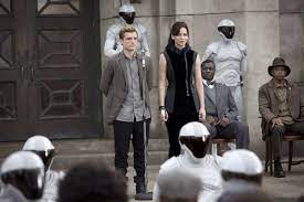 Katniss Y Peeta En El Distrito 11 Katniss Y Peeta Los Juegos Del Hambre Juegos Del Hambre
