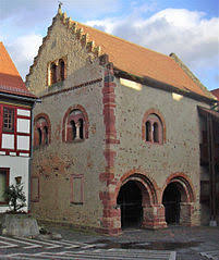 Die grundstücksflächen der häuser liegen zwischen 244 und 872 m². File Seligenstadt Romanisches Haus Crop Tone Adjusted Jpg Wikimedia Commons