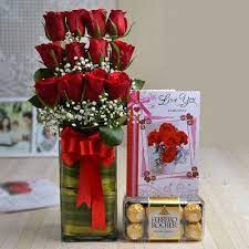 Send fresh valentines flowers with the help of our top 10 best flower delivery services. Valentine S Day Roses With Greeting Card Chocolate Box For Her Valentines Flowers Flower Arrangements Diy Valentines Roses