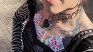 Emma føler sig diskrimineret af klovn på Bakken: Råber 'at det ikke er en pornobar' | Samfund | Nyheder