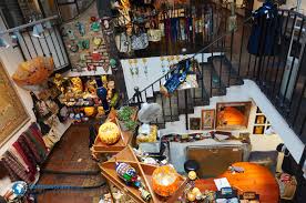 Bei café 100 wasser ist die bedienung nett und freundlich, aber beim sonntagbrunch ist es voll und damit ein bisschen zu laut. Hundertwasser Und Seine Hauser In Wien Bunt Und Schrag