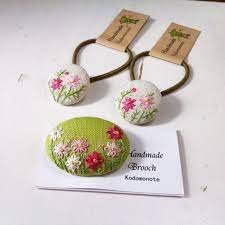 コスモスの刺繍でくるみボタンのヘアゴム作りました ブローチとお揃いでいかがですか embroidery handmade handembroidery needlework ハンドメイド 手刺繍 ブローチ brooch 刺繍ブローチ 手刺繍ブローチ くるみボタン c 자수 도안 수공예 자수 디자인