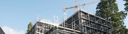 Un bâtiment industriel avec une structure en charpente métallique. Permis De Construire